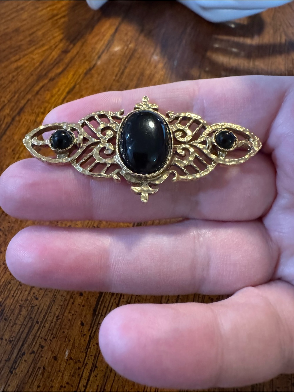 1928 vintage black acrylic cabachon and textured gold tone brooch, EUC.